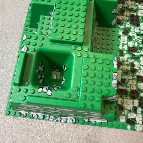 Lego Green Castle Baseplate Raised Rock Path Pattern Corner Pits 32 x 48 x 6 - Picture 3 of 7